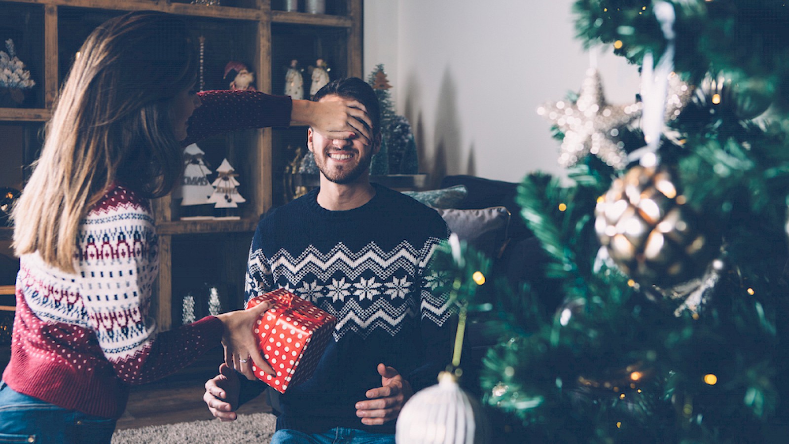 Weihnachtssocken gegen Rezeptbuch