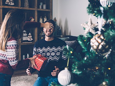 Weihnachtssocken gegen Rezeptbuch